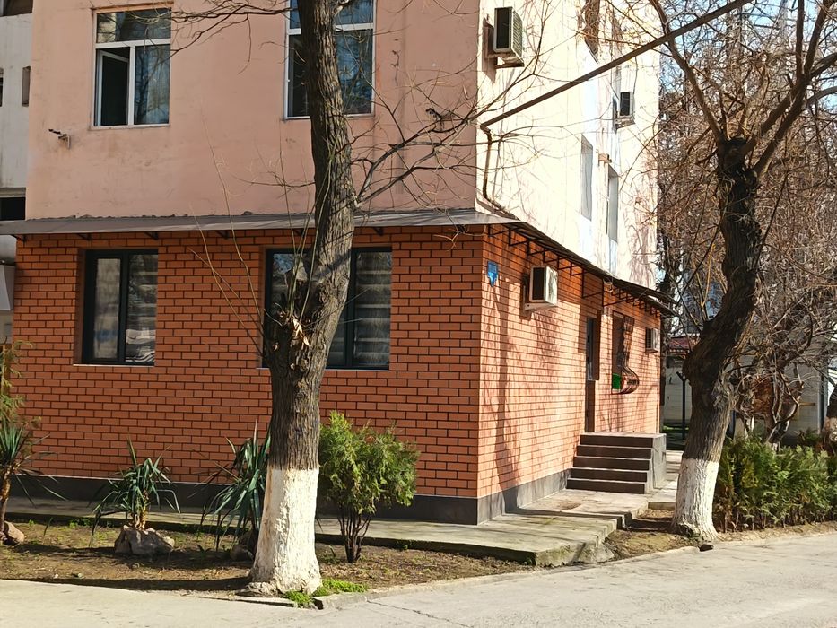 Продаётся своя двух комнатная квартира в центре на линии метро!