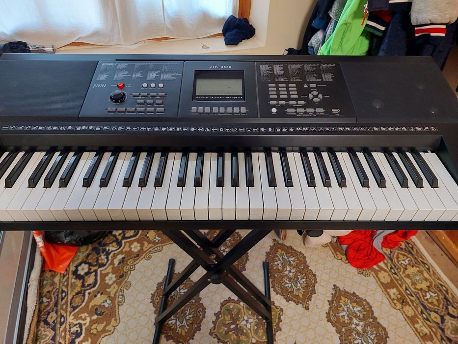 Продам новий синтизатор  профисионалний  срочна