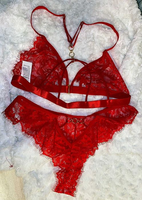 Set lenjerie sexy cu decupaje si detalii cercuri: sutien + chilot