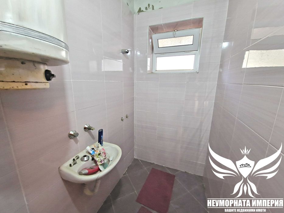 Продавам тристаен 128кв. 1ет. с гараж в гр.Асеновград, широк център