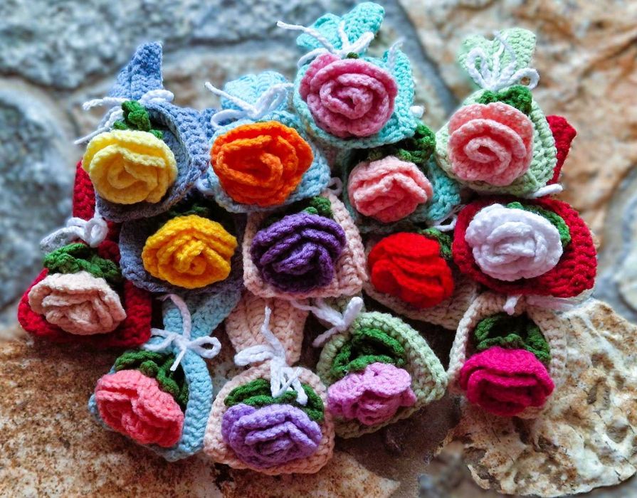 brose crosetate sub forma de flori (iasomie, mac, floarea soarelui, trandafir)