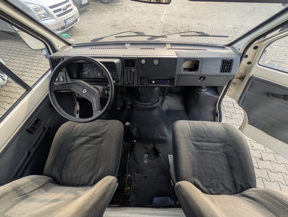 Autorulota Renault Trafic PCY 300