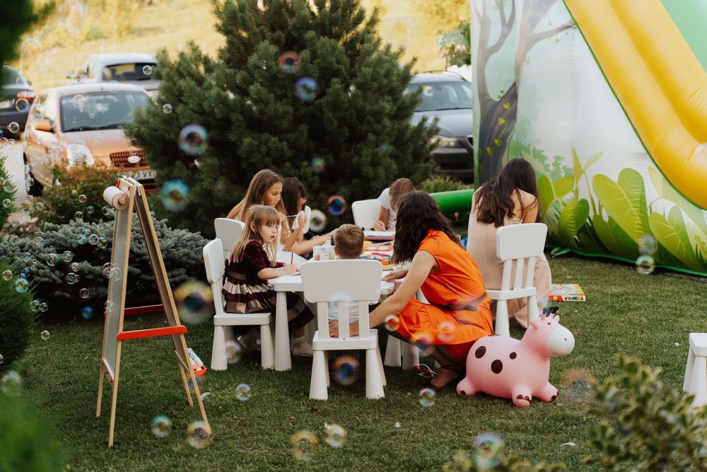 Kids corner- Animatori- Masina Baloane-Tobogane-Pictura pe fata-Jocuri