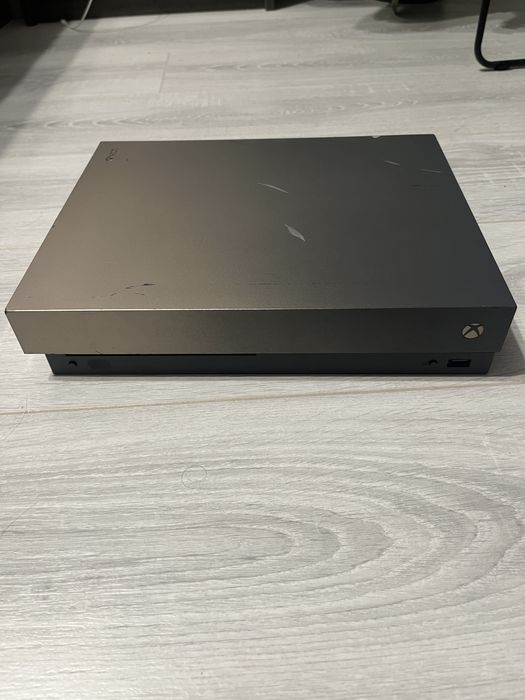 Продавам Xbox One X 1TB