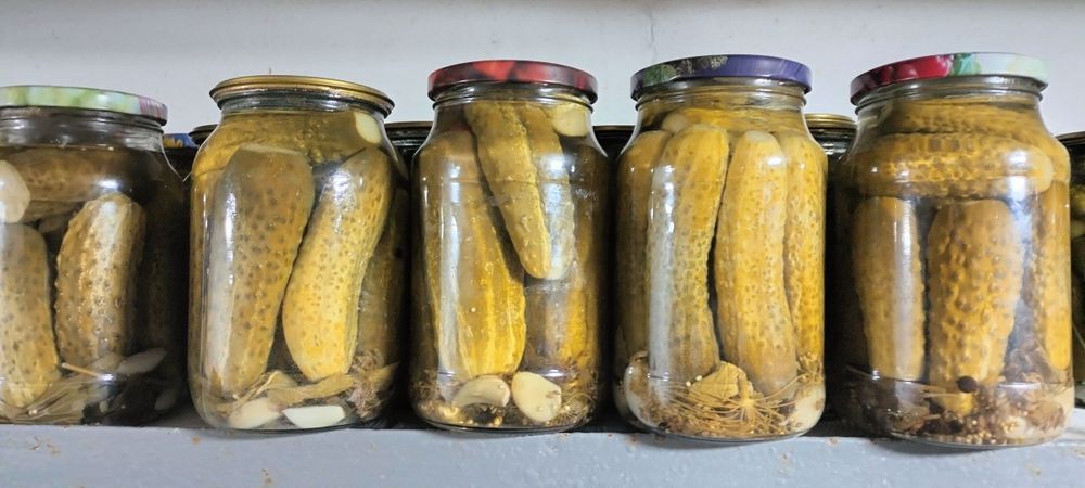 Домашние заготовки огурцов и томатов.