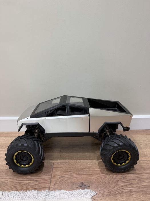 Игрушечная машинка Tesla Cybertruck