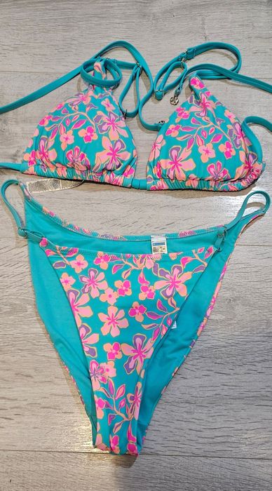 Vând costum de baie