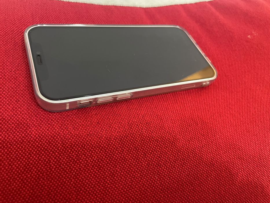 Vand sau schimb iphone 12  se vede in poza are sticla din spate crapta un pic in rest telefonu arata forte bine
