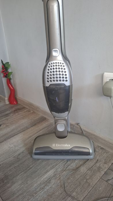 Вертикална прахосмукачка Electrolux