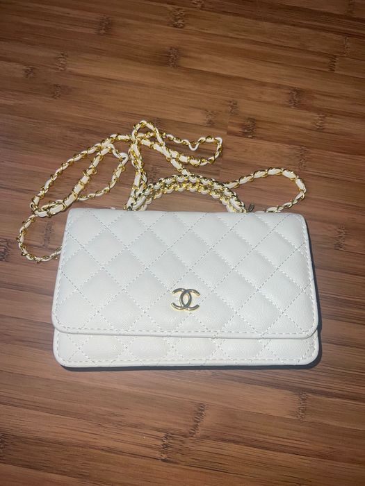 Нова бяла чанта Chanel със златни детайли