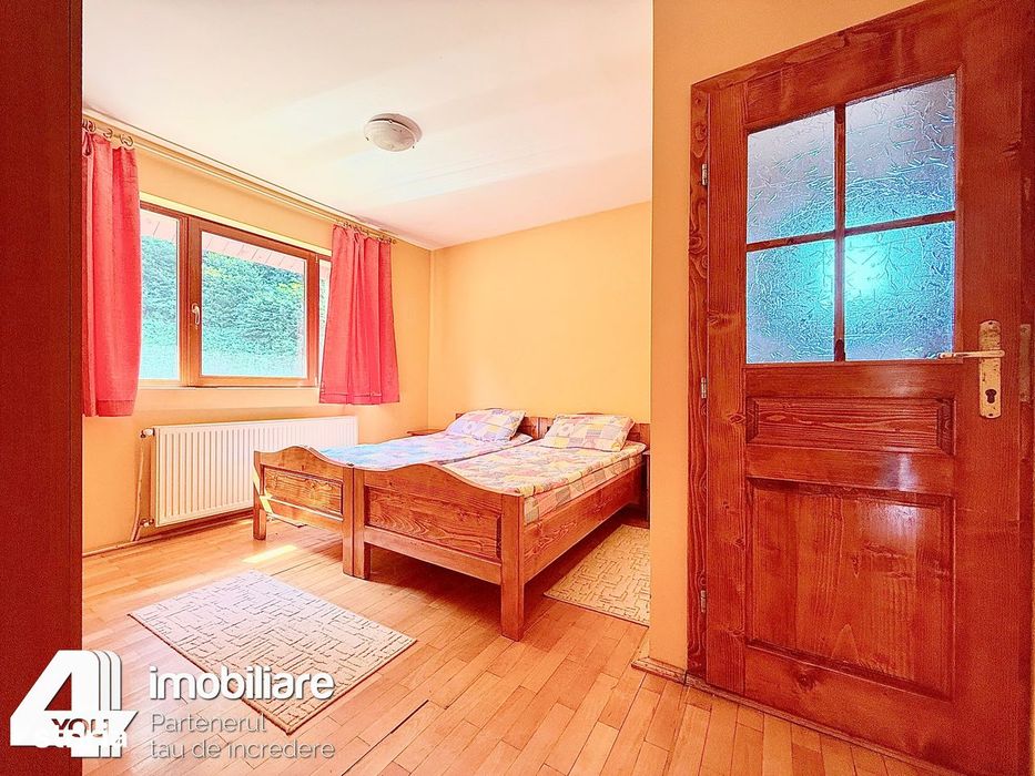 Clădire în Moneasa cu 9 camere: pensiune, azil bătrâni, casă vacanță