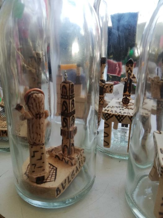 Шишета с дървени фигури