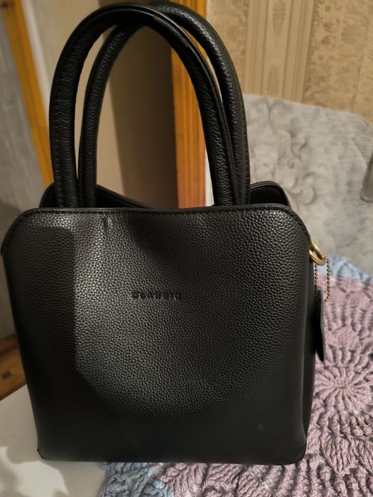 Продам. Сумочку. В комплекте идёт. Ремешок одевается через плечо.