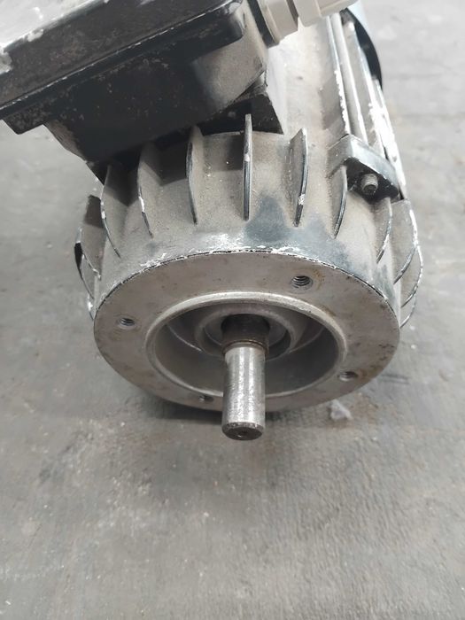 Електродвигател BESEL 0.55kW (550W), 1360 об/мин, Трифазен