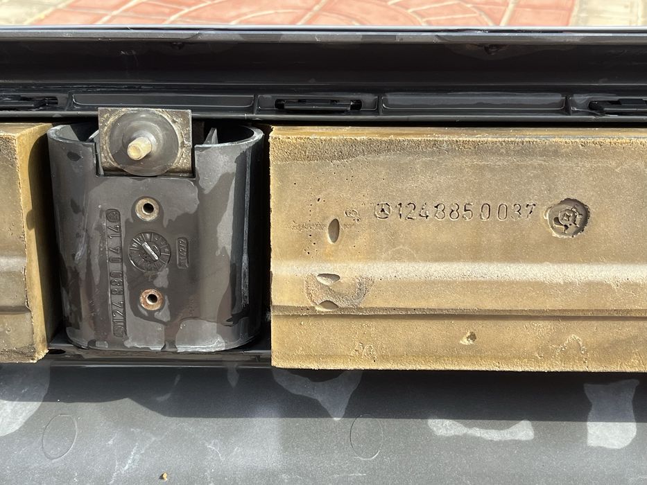 Задний бампер Мерседес w124 оригинал