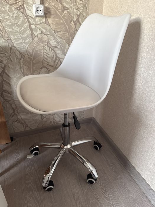 Белое кресло на роликах