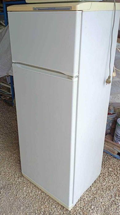 Продам    рабочий  холодильник  .   Высота 180 см ширина 60 см.