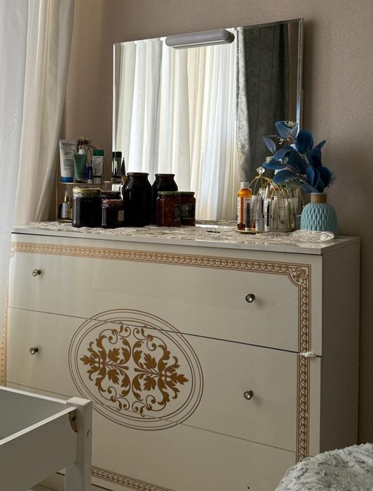 Шкаф комод зеркало для спальни