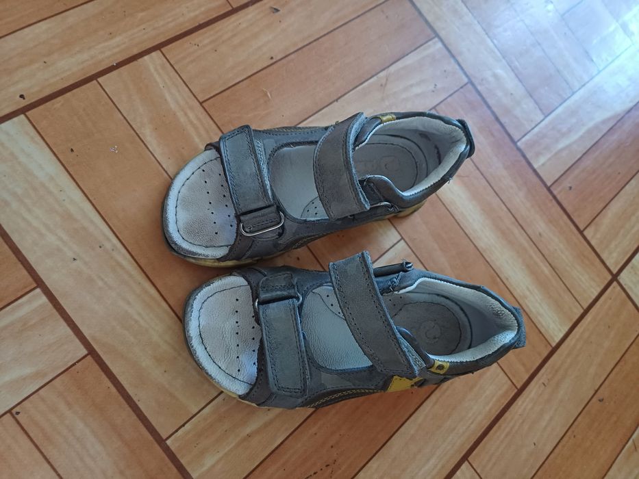 Продам сандали на мальчика