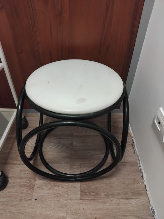 Продам тумбочку, стол, стулья