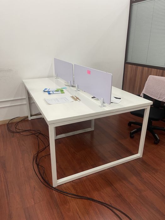 Столы с перегородкой