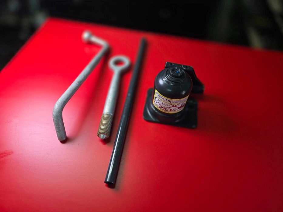 KIT Cric AUTO Hidraulic OEM Iveco Daily + Cheie + Cric + Carlig