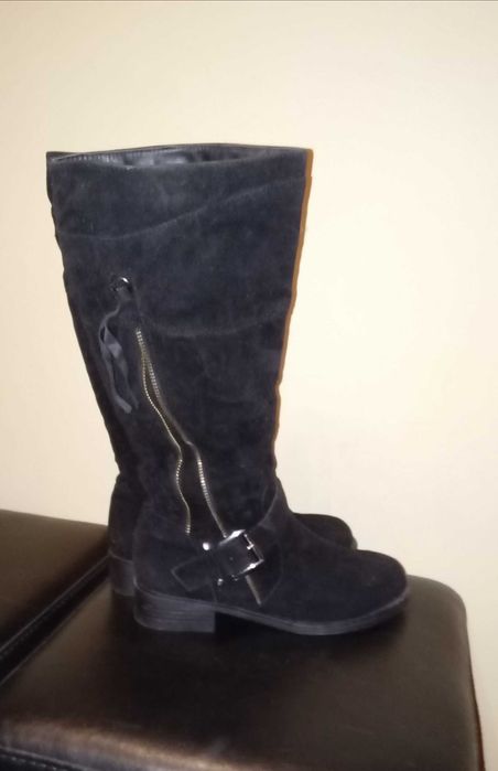Черни велурени ботуши