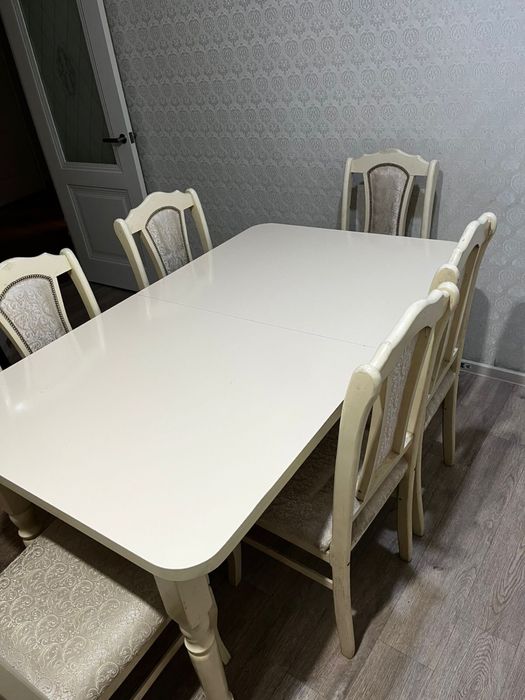 Раздвижной стол со стульями