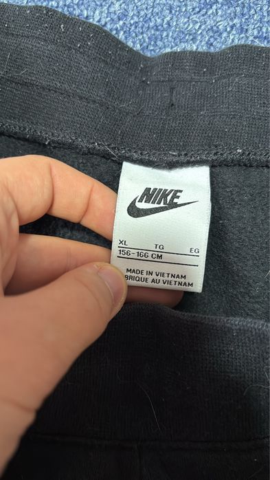 Vand pantaloni Nike