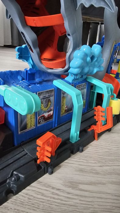 Писта Hot Wheels Автомивка с гигантска акула City Ultra Shark Car Wash
