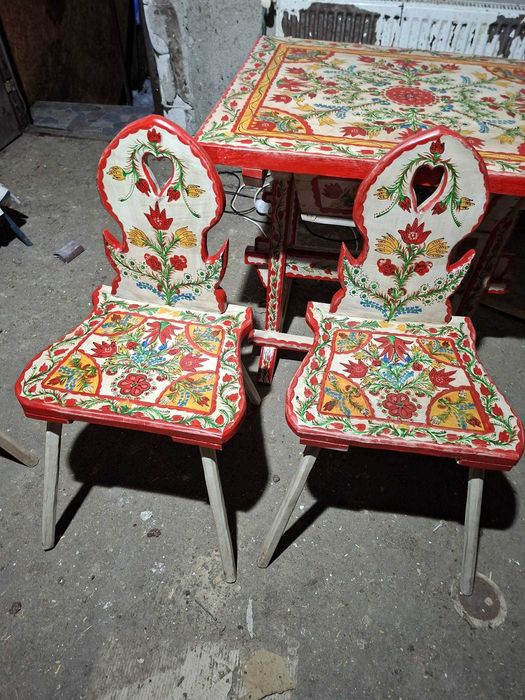 Masa si 4 scaun pictata manula