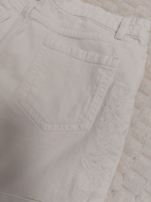 Къси дънкови гащи