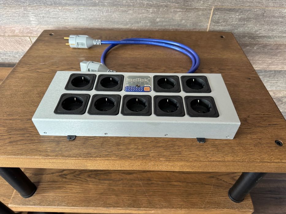 Чисто нов захранващ филтър IsoTek EVO3 Corvus + кабел Premier (9 гнезда)