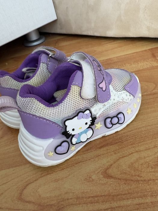 Adidasi Hello Kitty cu luminite LED, marime 23
