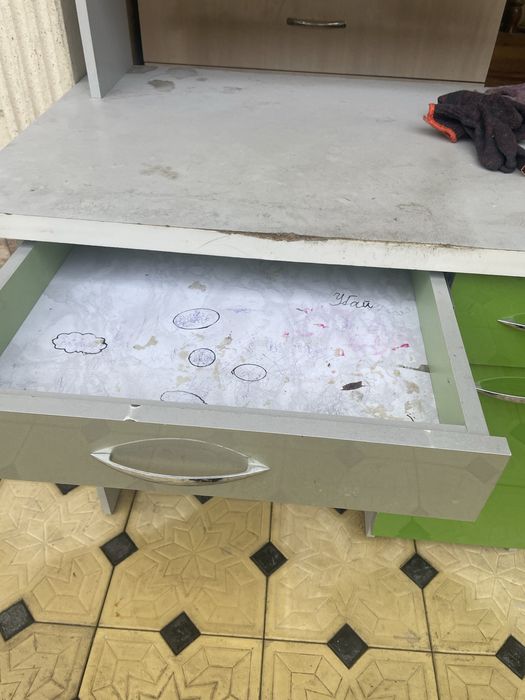 Детский стол для учебы, компютера