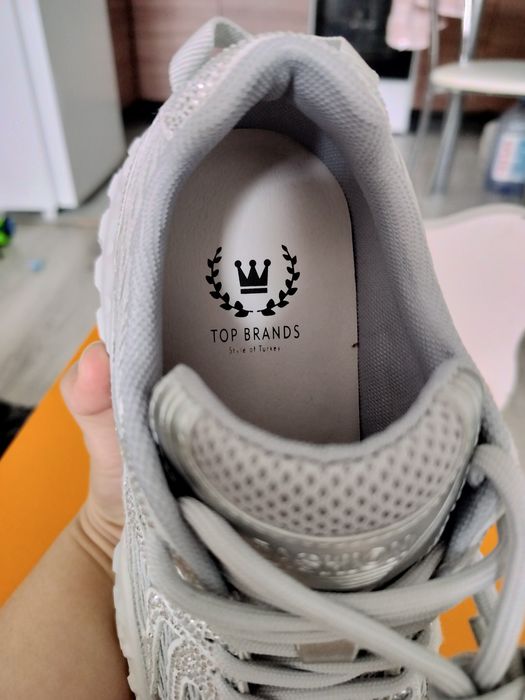 Продам новые кроссовки