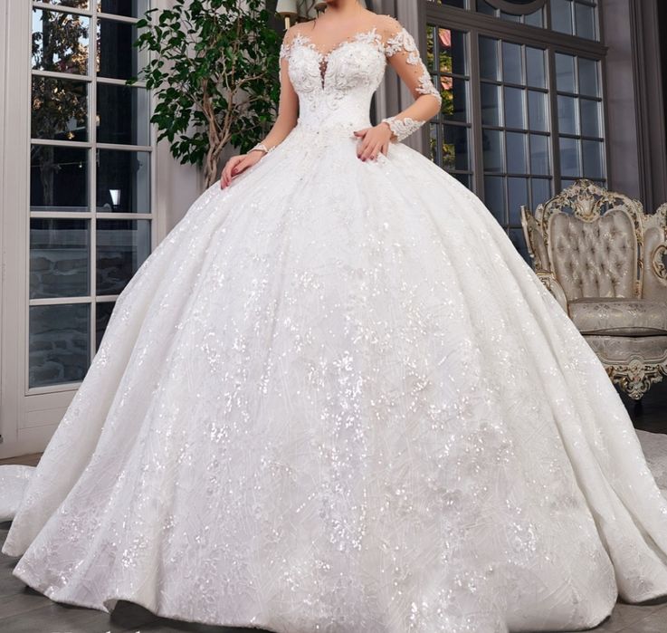 Rochie de mireasă cu design elegant și detaliu fin