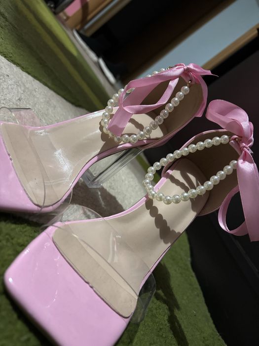 Vand pantofi nepurtati!