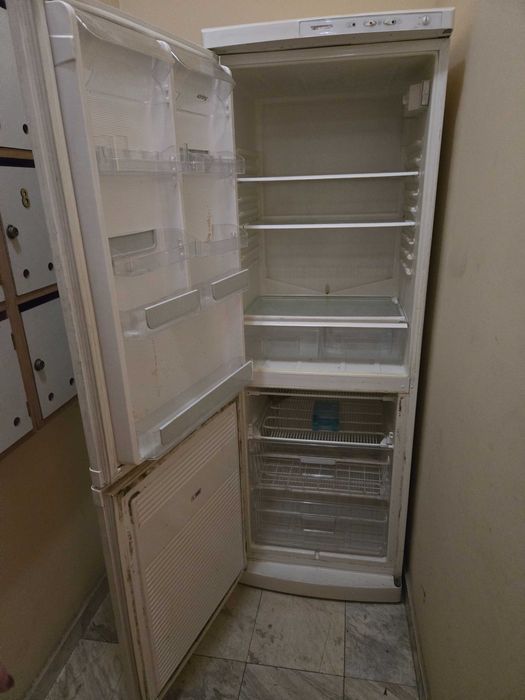 Продавам хладилник с фризер Снайге с 2 отделни компресора