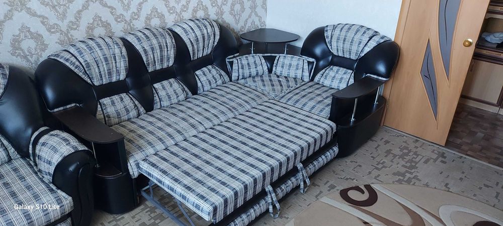 Угловой диван с креслом.