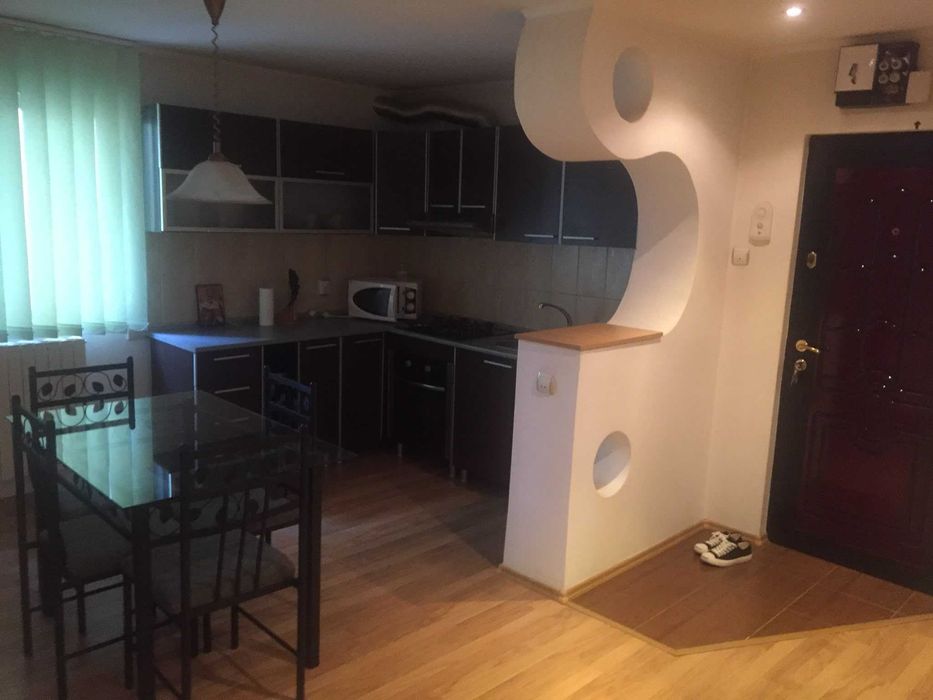 Închiriez apartament cu 2 camere