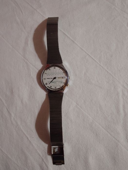 Ракета – съветски механичен часовник с вечен календар, всичко работи.