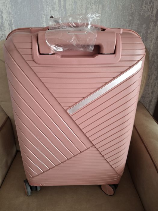 Продам  чемодан.