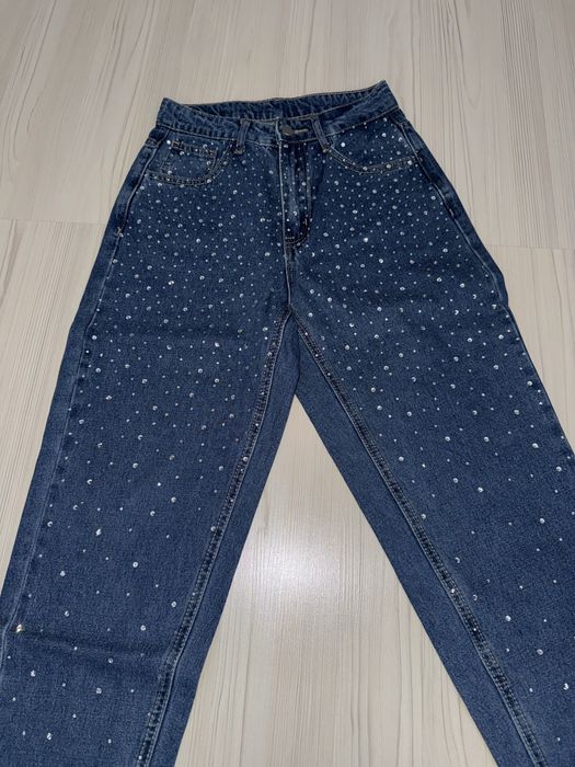 Дънки с камъчета.