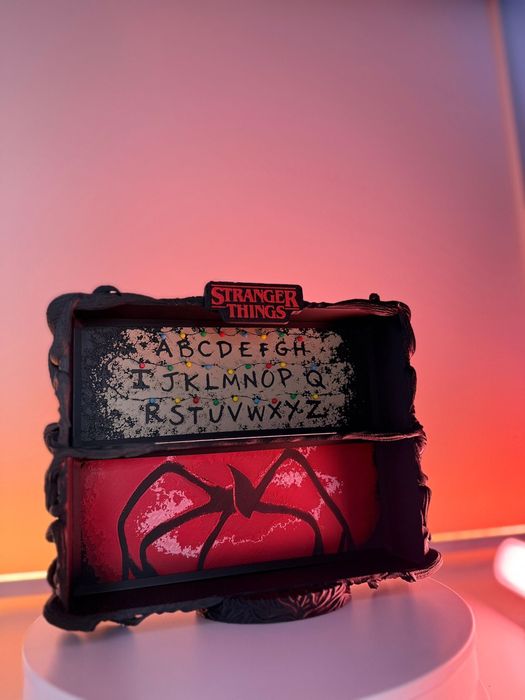 Suport/etajera figurine Stranger Things kinder will funko