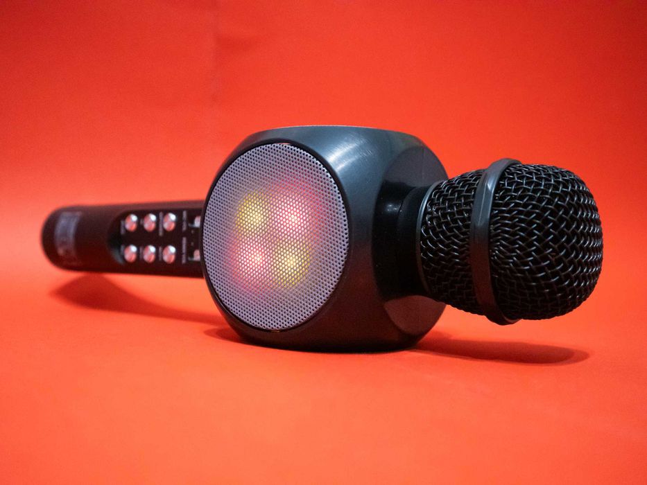 Tuxun Безжичен Bluetooth Караоке Микрофон с Говорител, LED Светлини и Сменяема Батерия 18650