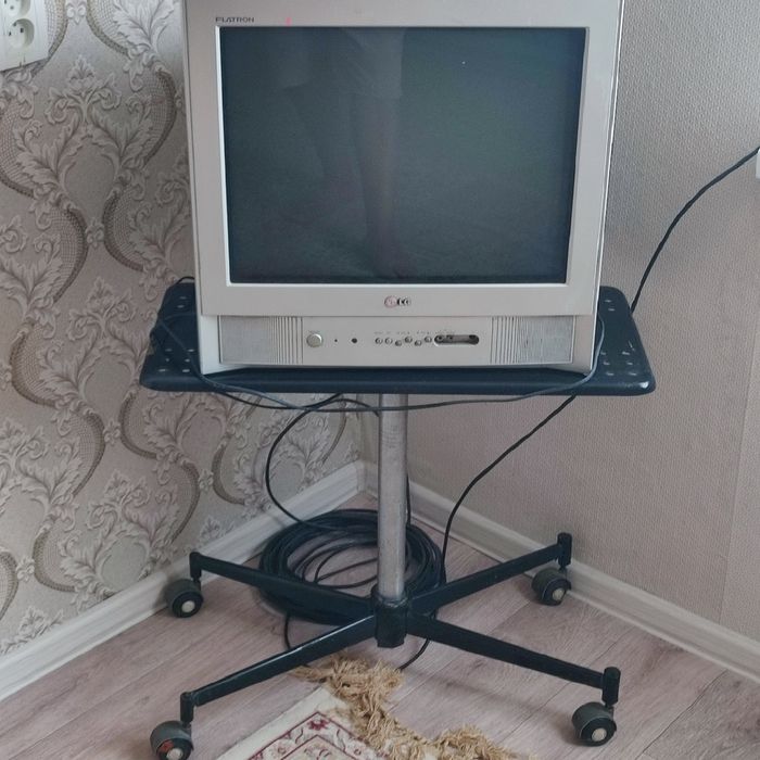 Телевизор LG и подставка