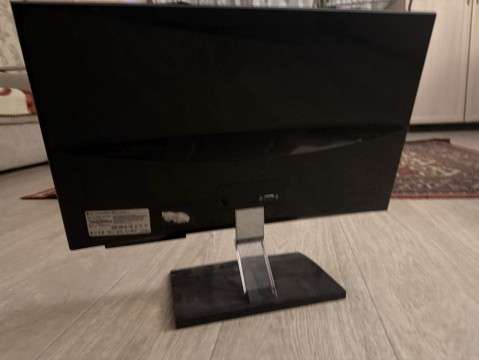 Монитор LG офисный