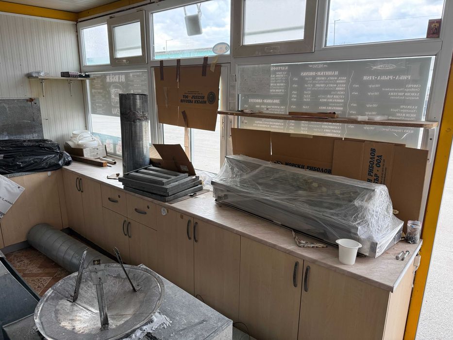 Оборудван контейнер за бързо хранене