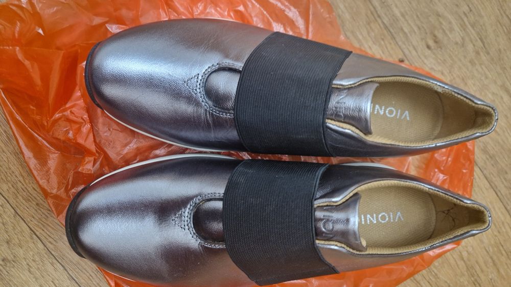 Продаю кроссовки женские